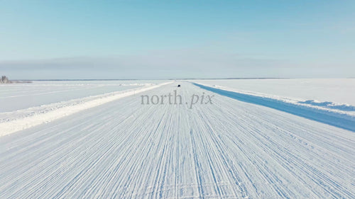 Tesla/bilkörning på snöig isväg i Luleå, Sverige - Vinterdrönare