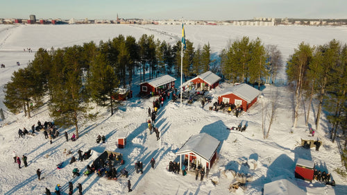 Vinterkul i Luleå, Sverige: Flygfoto över skridskoåkning, snöskoteråkning och pulkaåkning på en frusen sjö
