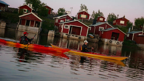 Kajakpaddling i skymningen i Luleå skärgård, Sverige