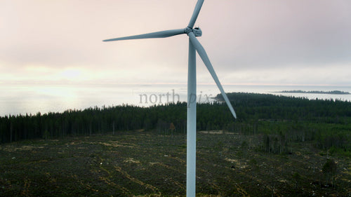 Roterande vindturbin i gryningen: Haraholmen, Sverige. Hållbar energi