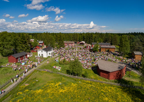 Flygfoto över ett sommarevenemang i lantliga Luleå