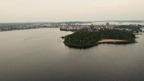 Flygfoto över Luleå, Sverige: Motorbåtar en lugn sommarkväll