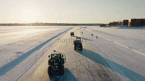 Vinterväghållning i Luleå: Traktorer röjer snö på is
