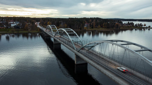 Luleå kvällsbro Timelapse: Bilar som korsar Bergnäsbron i Sverige