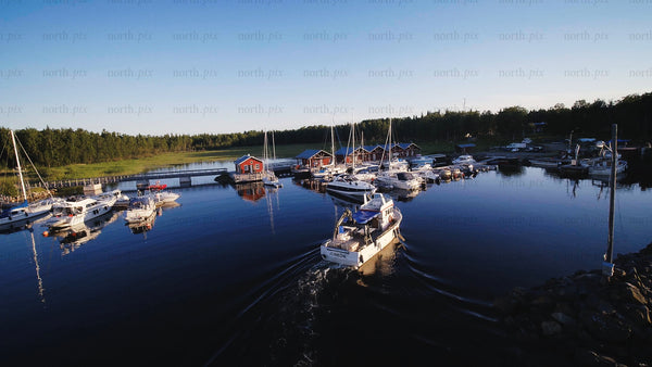 Summer evening in the junkoń archipelago: A harbor scene in Luleå