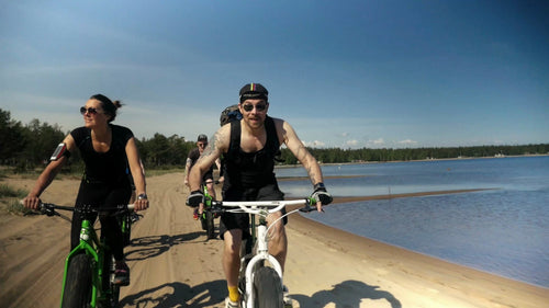 Summer fatbiking adventure: Friends exploring the coastal path of Luleå