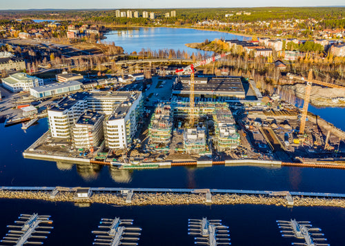 Flygfoto över kustnära byggarbetsplats under hösten i Luleå, Sverige