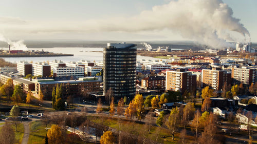 Naturskön höstflygvy över Piteå stad, som visar upp stadsutveckling och industri vid vattnet