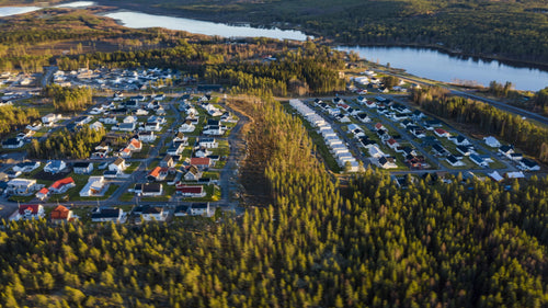 Flygfoto över bostadsområde nära Luleå, Sverige under solnedgången