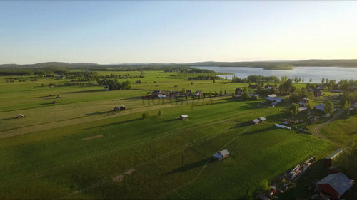Drönarflygning över sommarlandsbygd och ängar i Avan, Luleå