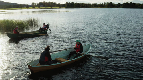 Sommarkvällens båt- och roddturer på en lugn sjö i Luleå, Sverige