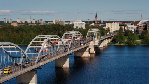 Flygfoto över Luleå stadsbild: Bergnäsbron och Luleälven på sommaren