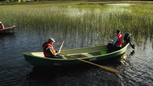Kräftfiske från båt en sommardag i Luleå, Sverige
