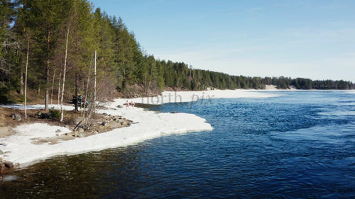 Vårisbad i Luleå, Sverige: Drönarfilm av en delvis frusen flod