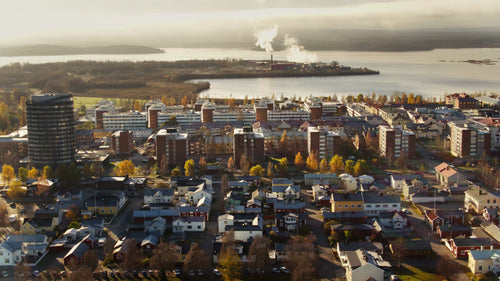 Flygfoto över Piteå stad på hösten, med bostadsområden och industrilandskap