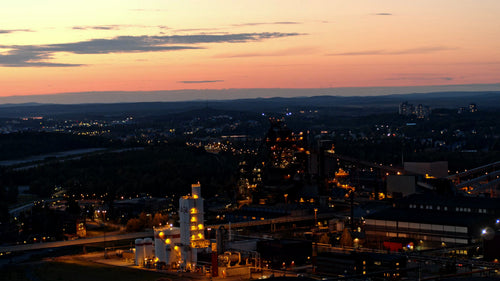 Luleå, Sverige i skymningen: Flygfoto över stadsbilden, industribyggnader och solnedgångshimmel