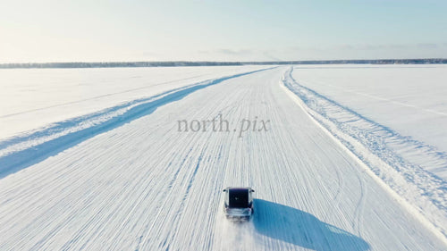 Tesla/bil vinterkörning på isväg i Luleå, Sverige - Drönarfilmning