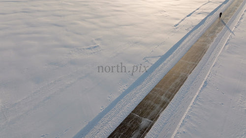 Cykling på frusen sjö i Luleå, Sverige: Ett vinteräventyr i solnedgången