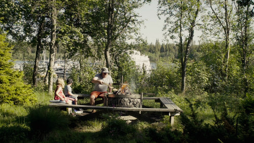 Familjelägereld vid vattnet i Luleå, Sverige, på en ljus sommardag
