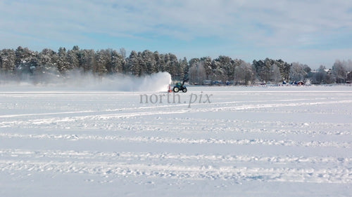 Traktor röjer snö på frusen sjö i Luleå, Sverige vinterlandskap