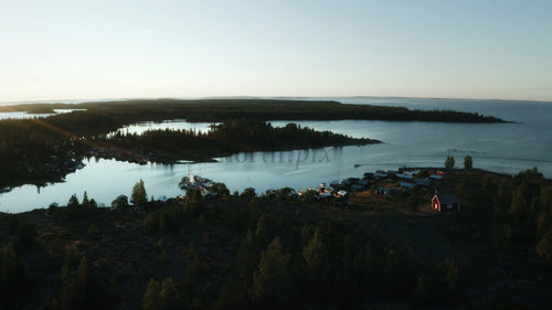 Sommarsolnedgång över Brändöskärs skärgård i Luleå, Sverige: En drönares perspektiv
