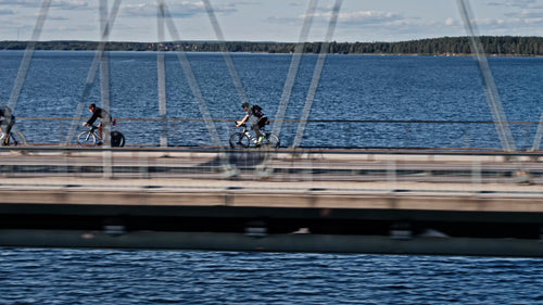 Cyklister på Bergnäsbron, Luleå, Sverige, Sommardag, Aktiv livsstil