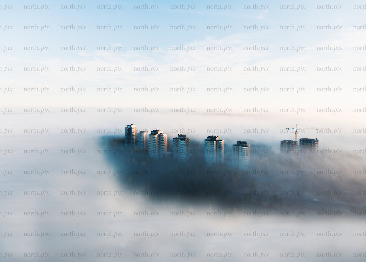 Dimmig morgonflygfoto över urbana torn och byggnation i Sverige