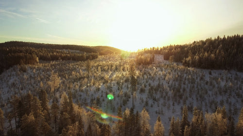Vinterlandskap i Gunnarsbyn, Sverige vid solnedgången