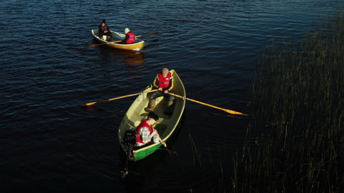 Kontroll av kräftfällor från en båt en lugn sommardag i Luleå, Sverige